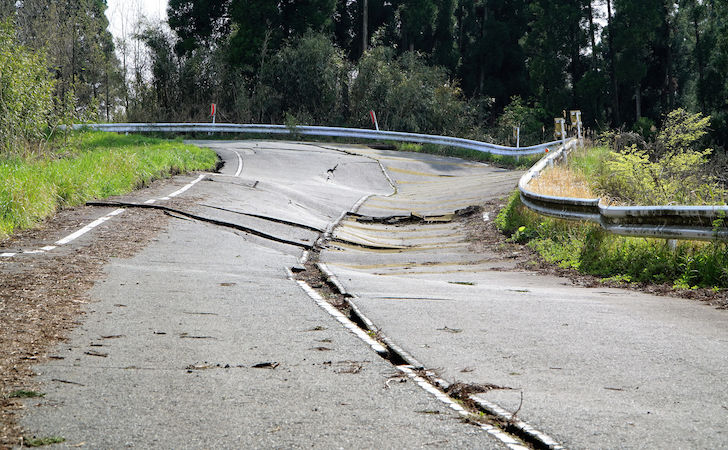 地震による地割れ