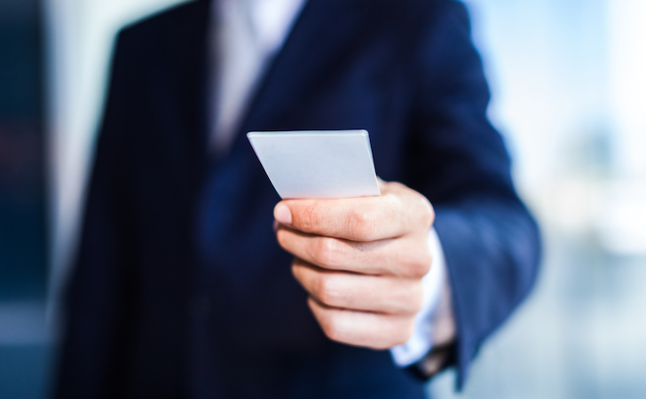カードを持っているビジネスマン