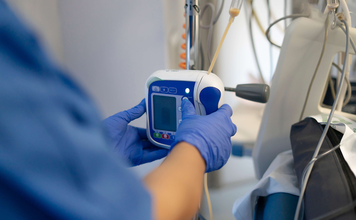 医療機器を操作する看護師