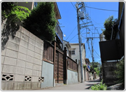 高い塀が多い場所