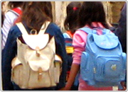 バッグは車道と反対側に持つこと