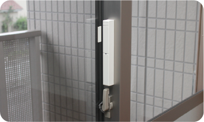 玄関ドアに取り付けられている施錠確認センサーの写真