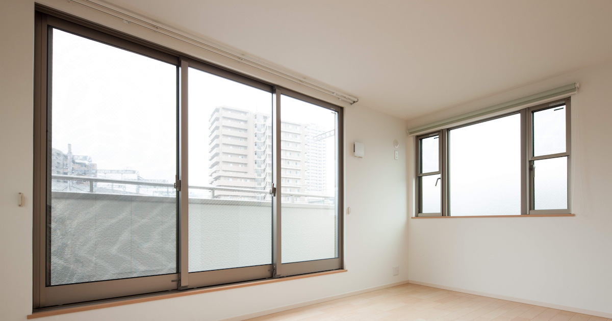 窓ガラスに貼る防犯フィルムとは？効果や貼り方の注意点、選び方