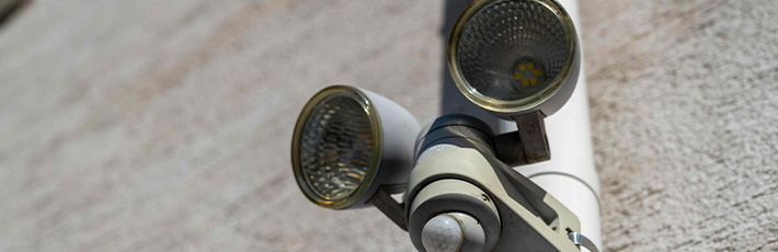 センサーライトが防犯に逆効果となるケースは？正しい設置場所を解説