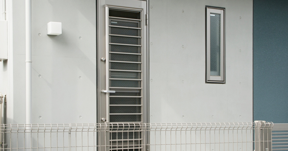 勝手口の防犯対策14選！泥棒の侵入を防ぐ方法とおすすめの防犯グッズ