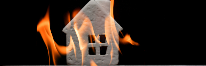 住宅火災の原因は？たばこの不始末やコンセントからの出火を防ぐ方法