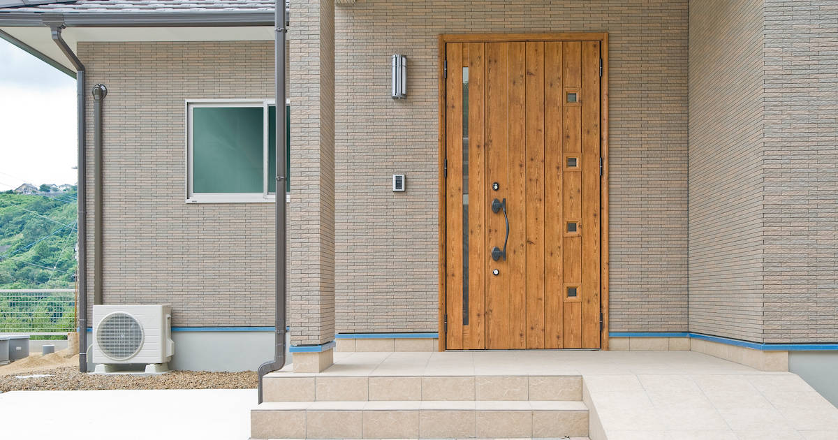 玄関ドアの防犯対策で意識するポイントは？便利な防犯グッズもご紹