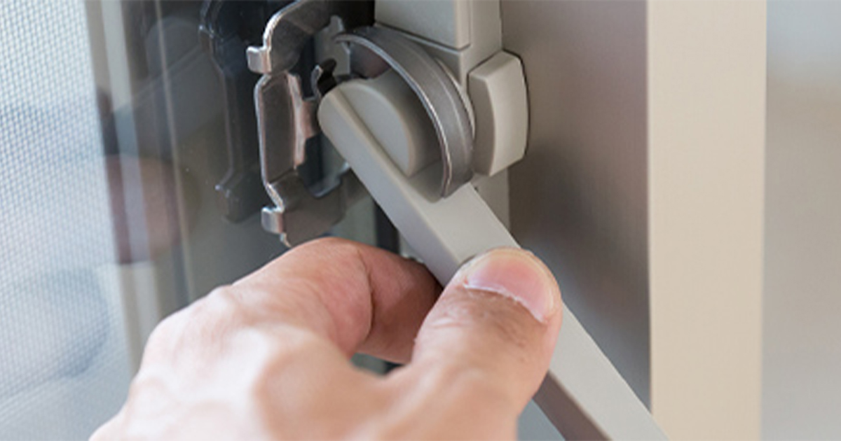 窓用防犯ブザーの効果は？窓からの侵入防止におすすめの防犯グッズ