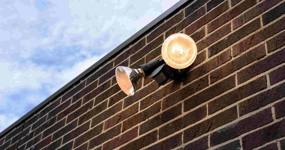 センサーライトの防犯効果と選び方！屋外設置のコツとおすすめ防犯グッズ