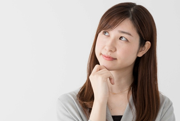 考える女性のイメージ