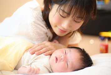 赤ちゃんと母親のイメージ