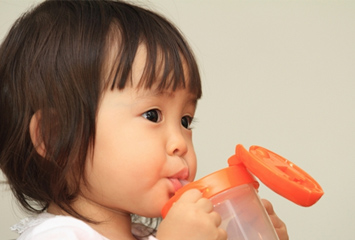 飲み物を飲む赤ちゃん