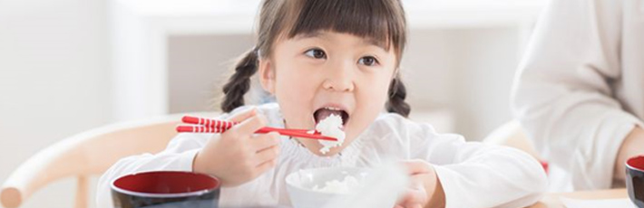 子どもの箸は何歳から？正しい箸の持ち方や練習方法・マナーについて