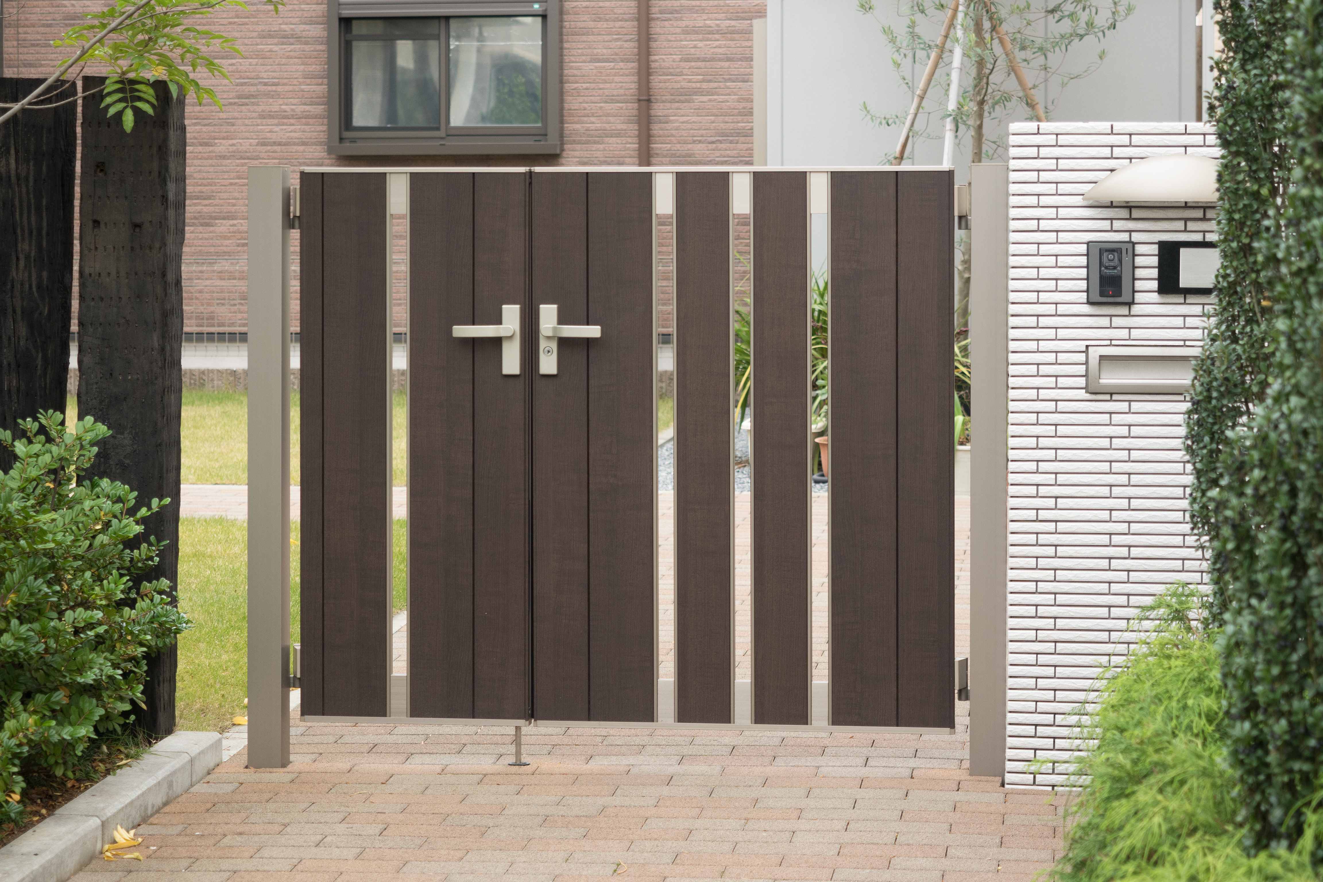 一戸建て住宅の防犯対策には門扉が役に立つ？門扉の種類や防犯グッズを解説