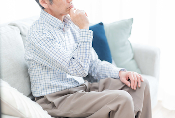 悩んでいるシニア男性