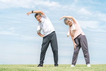 体操をする高齢者