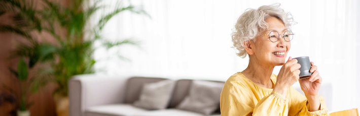 一人暮らしをするシニア女性