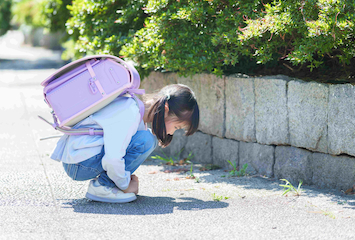 うつむく女の子