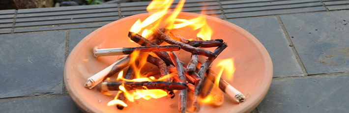 お盆の迎え火・送り火はいつ行う？やり方や用意する物などを解説