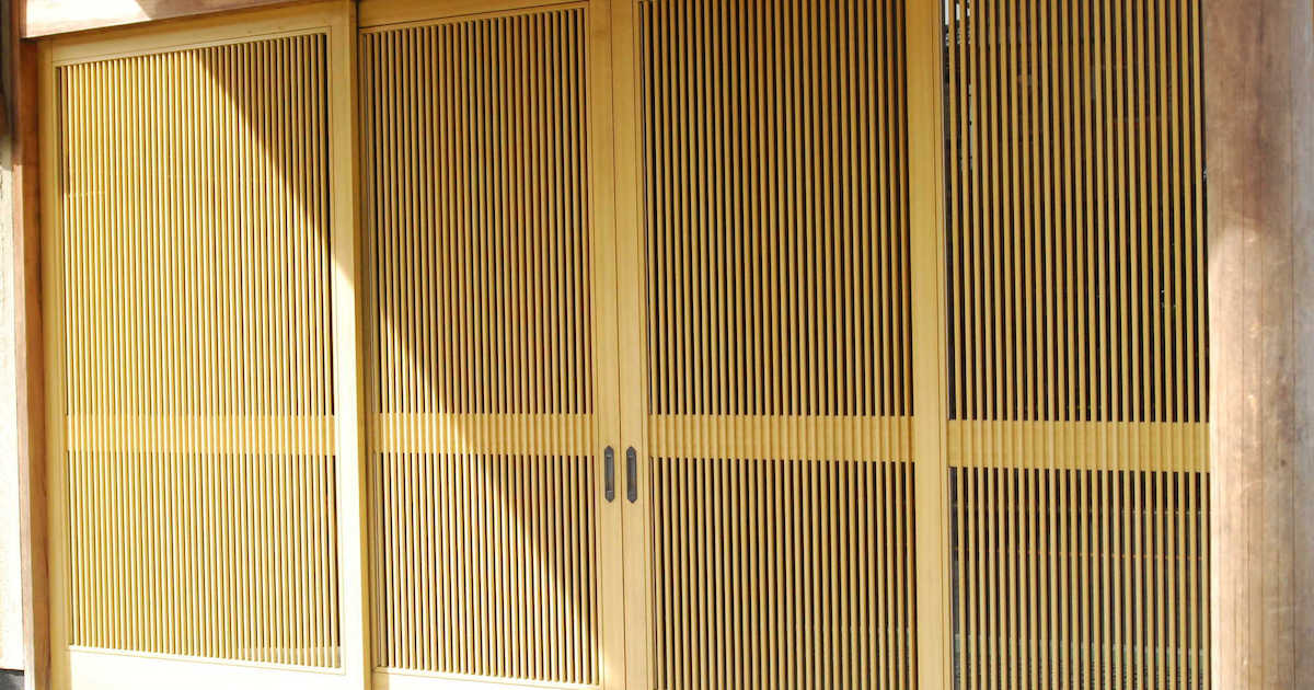 引き戸に鍵を後付けするには？鍵の種類や費用、玄関・室内ドアへの後付け方法