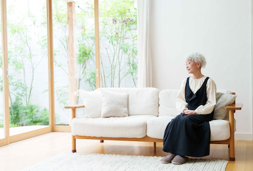 ソファに座る高齢女性