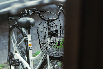 雨に濡れている自転車