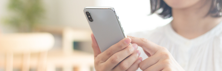 スマホを操作する女性