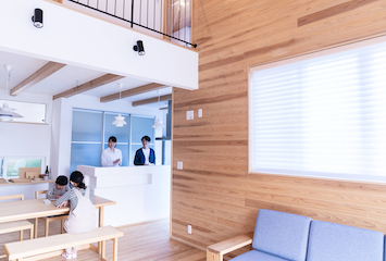 キッチンから子どもを見守る親