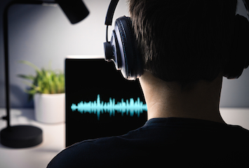 盗聴している人