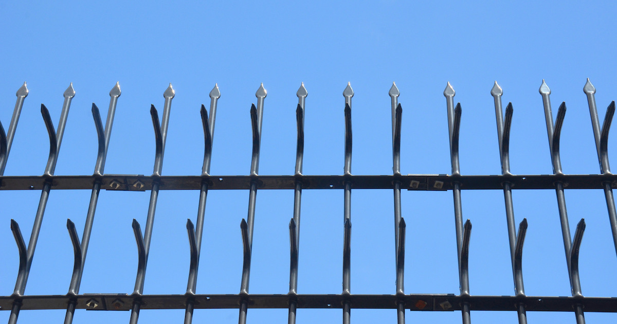 忍び返しの防犯効果は？雨樋に設置する際の注意点やおすすめの防犯対策を解説