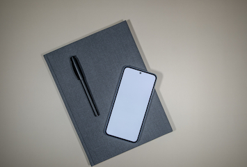 メモ帳とスマートフォン