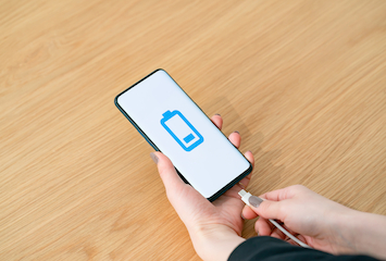 充電切れのスマホ