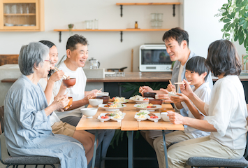 食卓を囲む家族